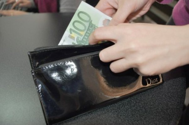 Rezervele valutare ale României au scăzut